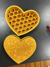 Load image into Gallery viewer, 2 in 1 Heart Honeycomb Slow Feeder & Lick Mat