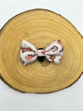 Load image into Gallery viewer, Yee Paww Bow Tie
